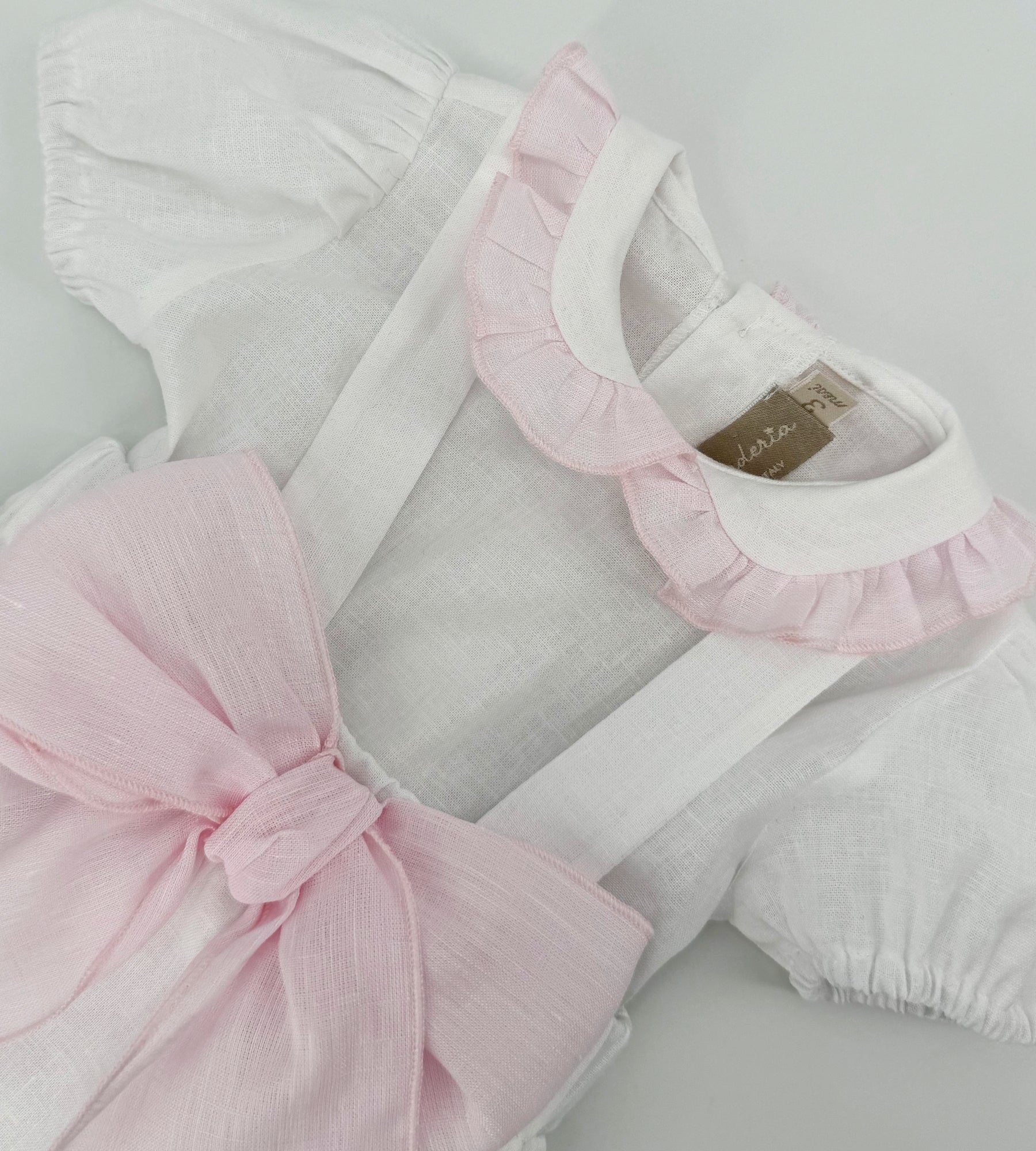 WHITE AND PINK COMLETINO